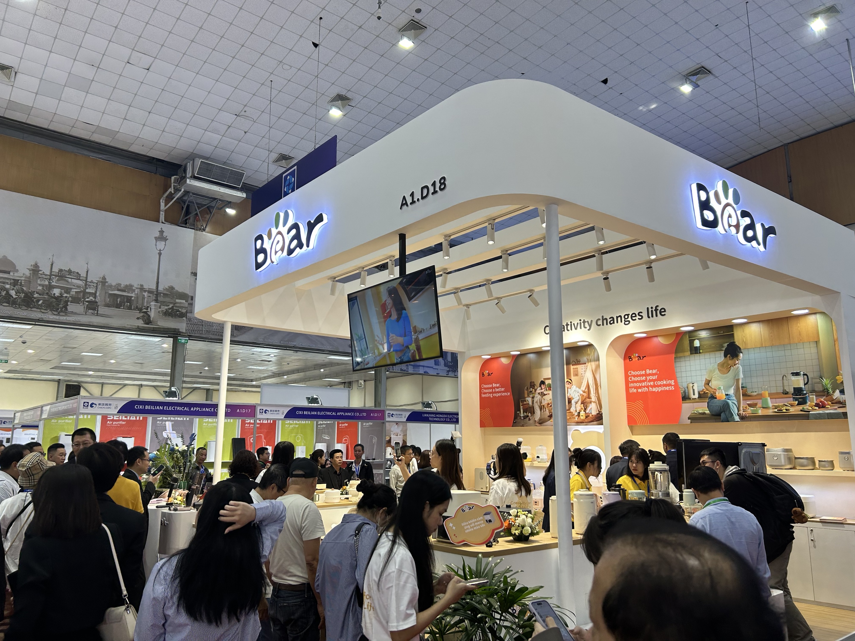 ពិព័រណ៍ខ្លាឃ្មុំវៀតណាម