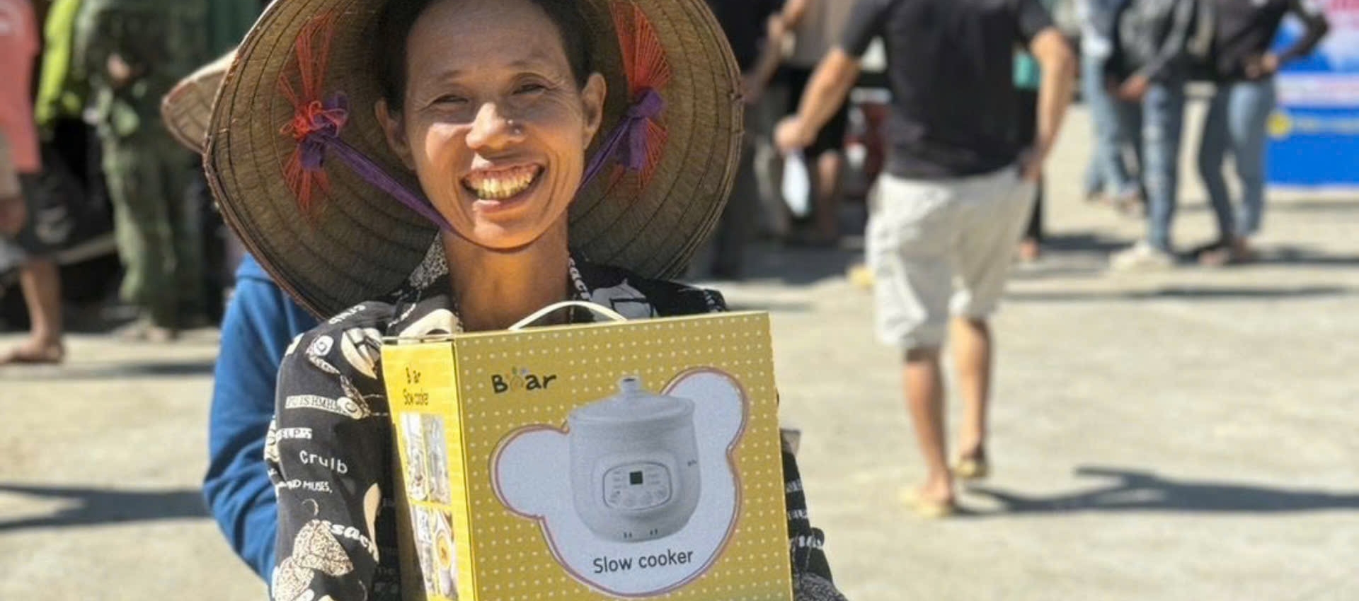 BEAR ដែលជាម៉ាកឧបករណ៍ប្រើប្រាស់ក្នុងផ្ទះរបស់ចិន បរិច្ចាកសម្ភារៈដើម្បីជួយដល់ការសង្គ្រោះគ្រោះមហន្តរាយពីព្យុះទីហ្វុងនៅប្រទេសវៀតណាម