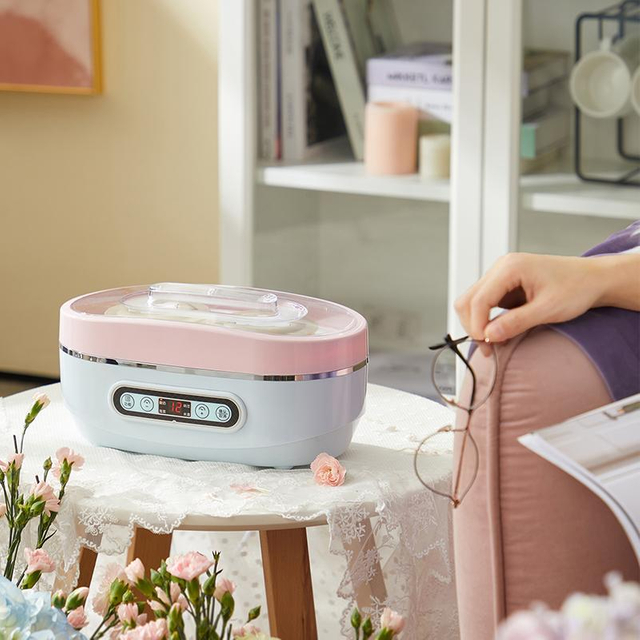 អ្នកផលិតទឹកដោះគោជូរជាមួយពាងកែវចល័ត